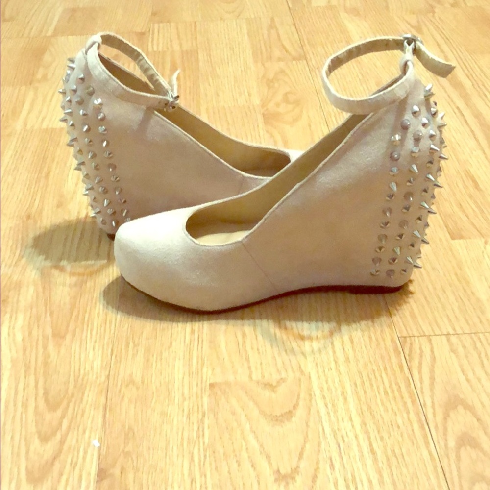 Size 7.5 beige suede platform wedge shoes
